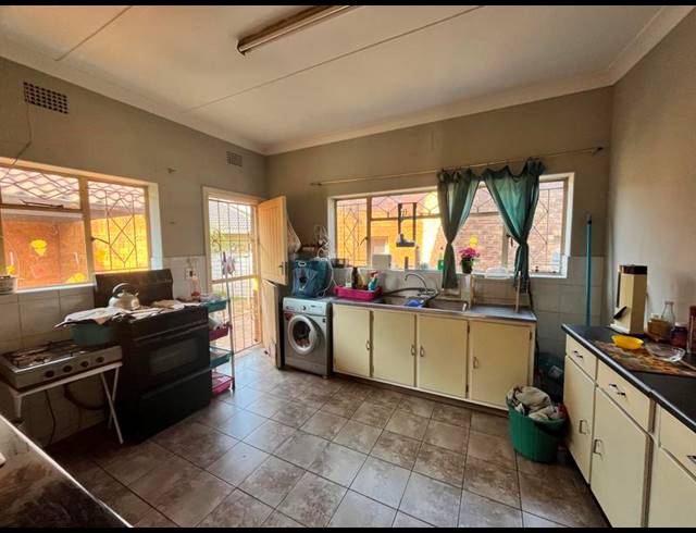 6 BEDROOM HOUSE FOR SALE IN FARRARMERE
